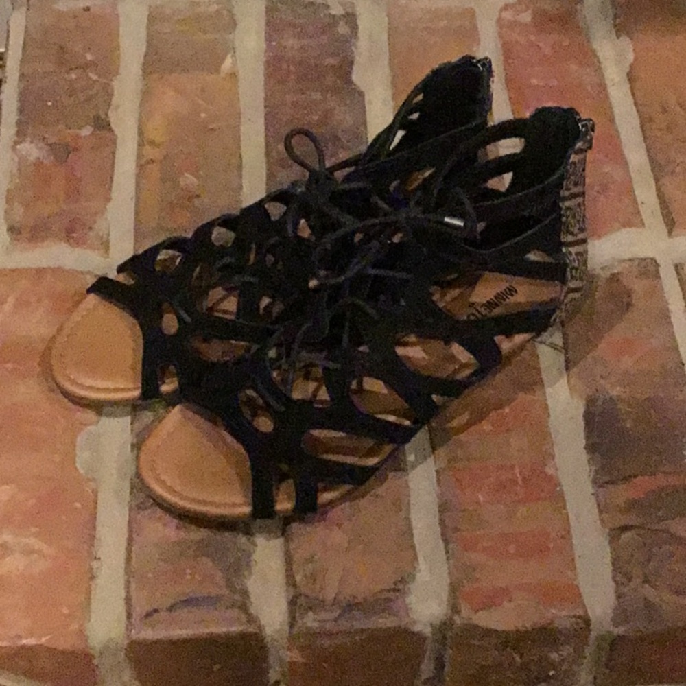 Minnetonka Merida Black Sandals size 9